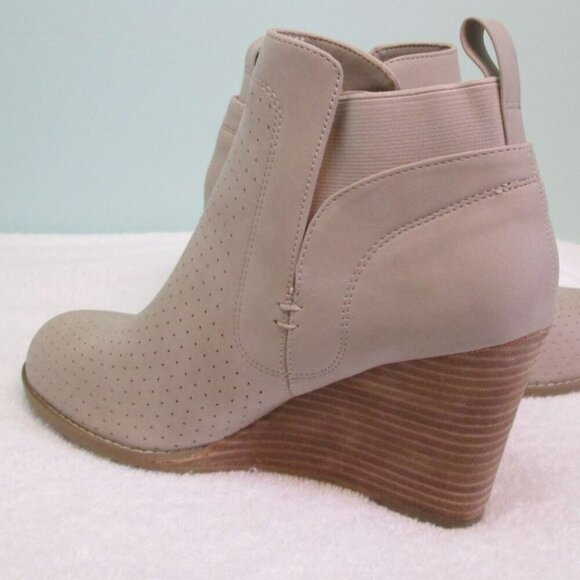 NWT/NWOB DV by Dolce Vita GERDY Ankle Bootie-Stacked Wedge Heel-Various-Beige - Picture 3 of 14